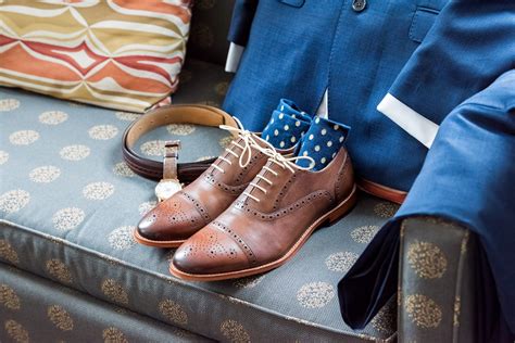 What men's shoes to buy for a navy blue suit? - Luxuriac
