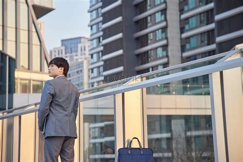 Business Man Standing 的图像结果