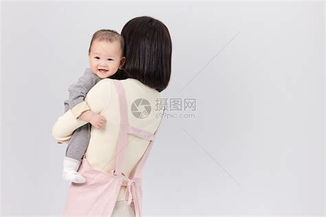 被月嫂抱着开心的婴儿宝宝高清图片下载-正版图片501725291-摄图网