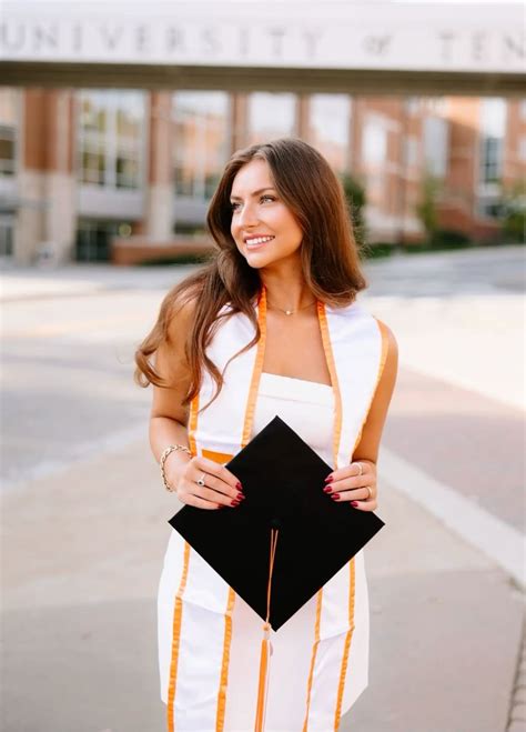 Pin by Ava Bagwell on UTK GRAD!!! in 2025 | Grad photoshoot, Grad ...