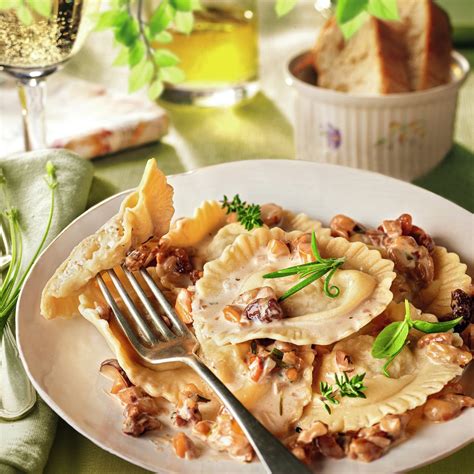 Anolini de berenjena y cebolla caramelizada con salsa de frutos secos