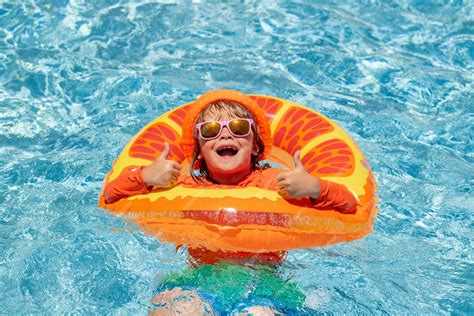 Summer Kids Swimming 的图像结果