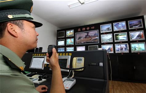 图为：宁波边检站官兵在监控中心对口岸码头实施实时监控-浙江新闻-浙江在线