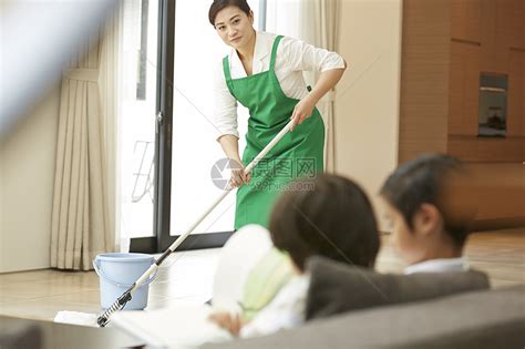 家政女保洁客厅打扫高清图片下载-正版图片502110119-摄图网