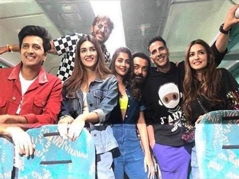 Here's what Akshay Kumar says on his train journey with cast of ...