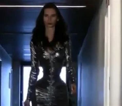 Model Shows Off 20-Inch Waist [VIDEO]