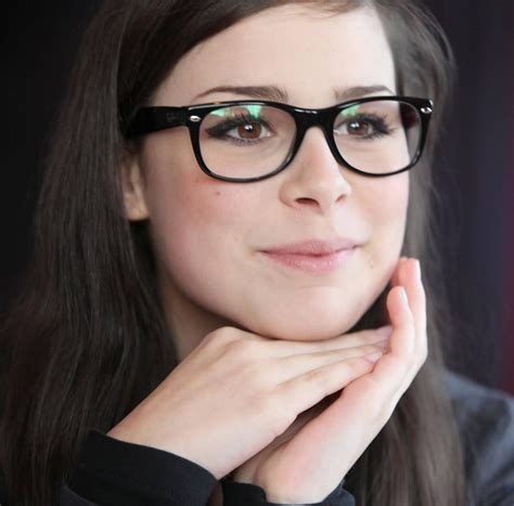 Pin de Maria Carabit em Black Dark Basic & Iconic Specs | Atrizes, Óculos, Mulheres lindas