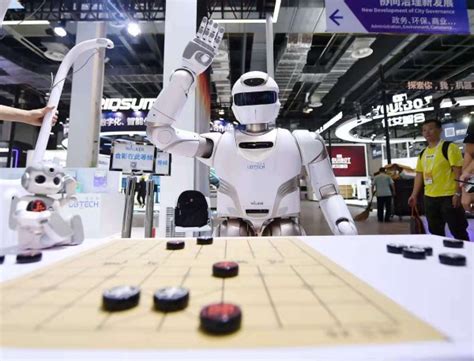2021世界人工智能大会 | 新民晚报记者探营：为了明天完美亮相，机器人们很忙_新民社会_新民网