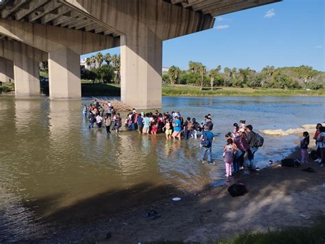 Migrantes cruzan en masa el Río Bravo a plena luz del día abajo del ...