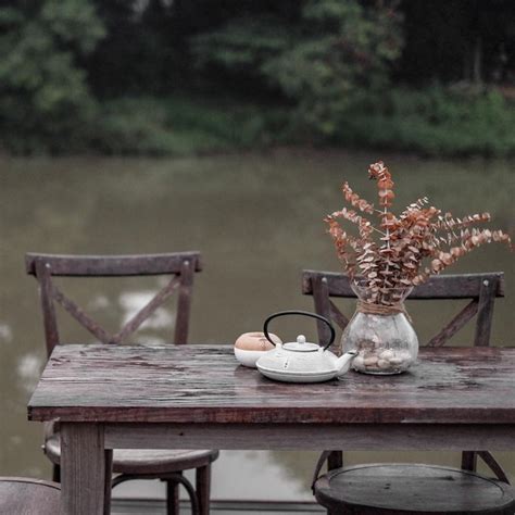 Close-up of flower vase on table | Premium Photo