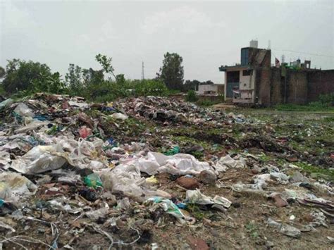 कूड़ा निस्तारण व्यवस्था फेल, बस्ती में फेंका जा रहा कूड़ा - Garbage ...