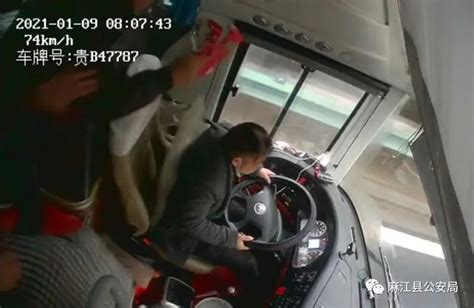 贵州一客车司机遭乘客持安全锤暴击头部，当地警方通报_凤凰网