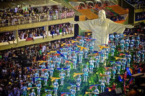 Carroza de samba inmensa en el sambódromo.