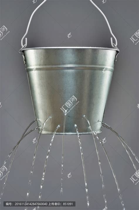 漏水的水桶,摄影素材,汇图网www.huitu.com