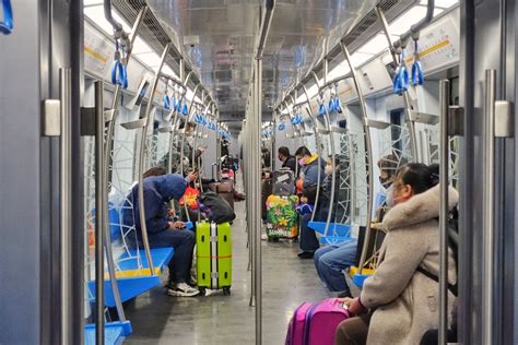 部分单位今起复工 多条地铁内通勤客流增长 -新闻频道-和讯网