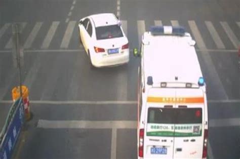 因礼让救护车闯红灯，交警拒绝撤销处罚，交警：下次这样还罚_腾讯新闻