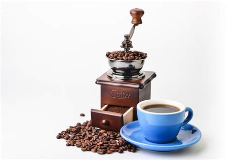 Tasse Kaffee mit frisch gemahlenem Kaffee | Kostenlose Foto