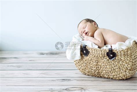 可爱的蹒跚学步的孩子柳条篮子里打盹高清图片下载-正版图片300174355-摄图网