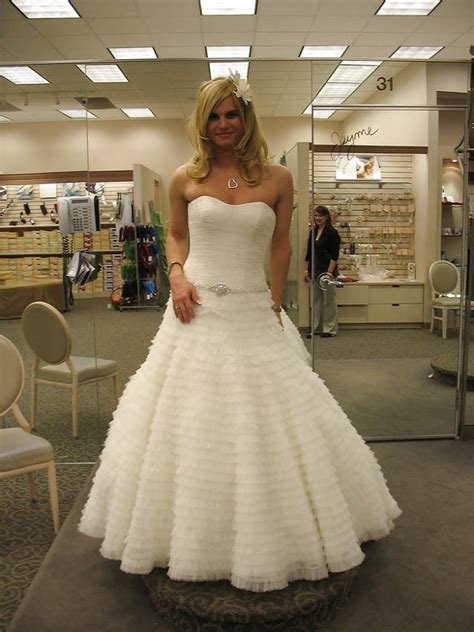 CD in Bride Dress 的图像结果