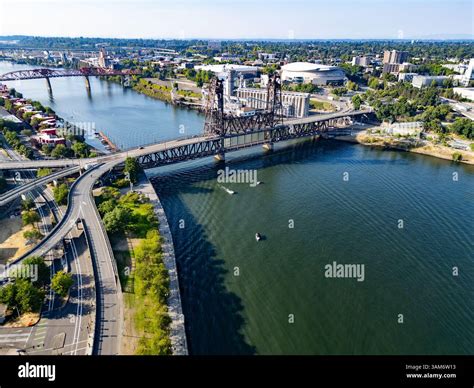 Steel Bridge over the Willamette River, Portland, Oregon, USA Stock ...
