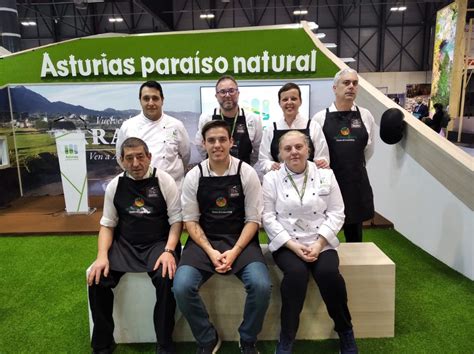Escanciado y preparados riosellanos en el stand asturiano de Fitur ...