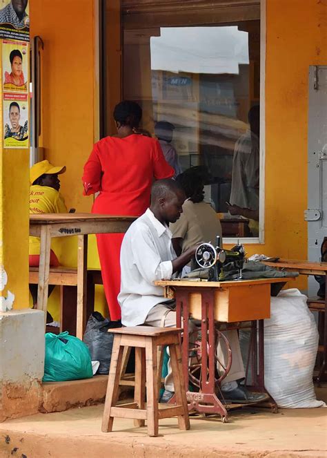 Uganda Language: Ultimate Travelers Guide (English, Swahili, +40 More ...