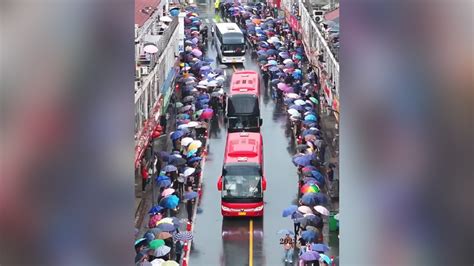 毛坦厂中学88辆大巴车送考生出征，万人雨中撑伞助威，居民：场面震撼