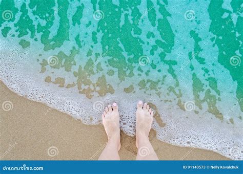 Красивые босые ноги на пляже Стоковое Изображение - изображение ...