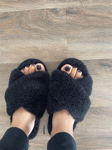 Cute Latina gamer feet 💖🎮 : r/BlackBrownFEET