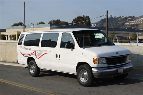 Nissan 10 Passenger Van 的图像结果