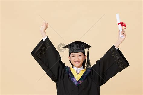 手拿毕业证高兴的女生高清图片下载-正版图片501751882-摄图网