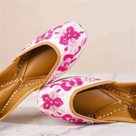 Buy fashionable Punjabi Juttis for women/ladies online – HazelThread