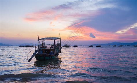 惠州巽寮湾夕阳下大海上的渔船快艇和渔港高清图片下载-正版图片500692595-摄图网