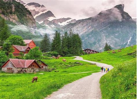 . DESCRIBING PLACES Describe a picturesque location that you find ...