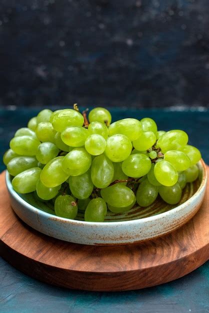 Vue avant des raisins verts frais fruits moelleux et juteux à l ...