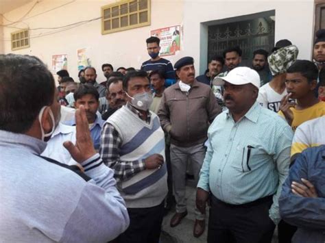बिना अनुमति ट्रैक के पास चल रहे काम को रुकवाया - Railways stop work ...
