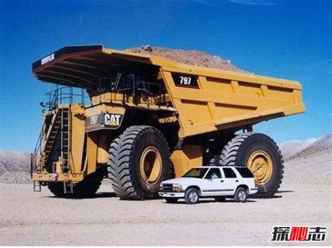 世界上最大的矿车，卡特彼勒797可载8000人(轮胎5.3吨)_探秘志