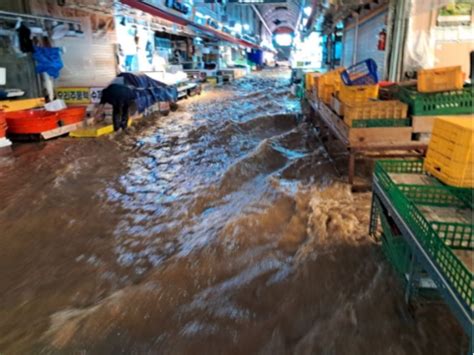 韩国首都圈等地遭遇特大暴雨，韩媒：“20年不遇的大雨”__财经头条