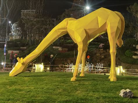 恒大旅游城玻璃钢大型长颈鹿雕塑公园草坪树脂艺术摆件_港粤雕塑艺术厂家-站酷ZCOOL