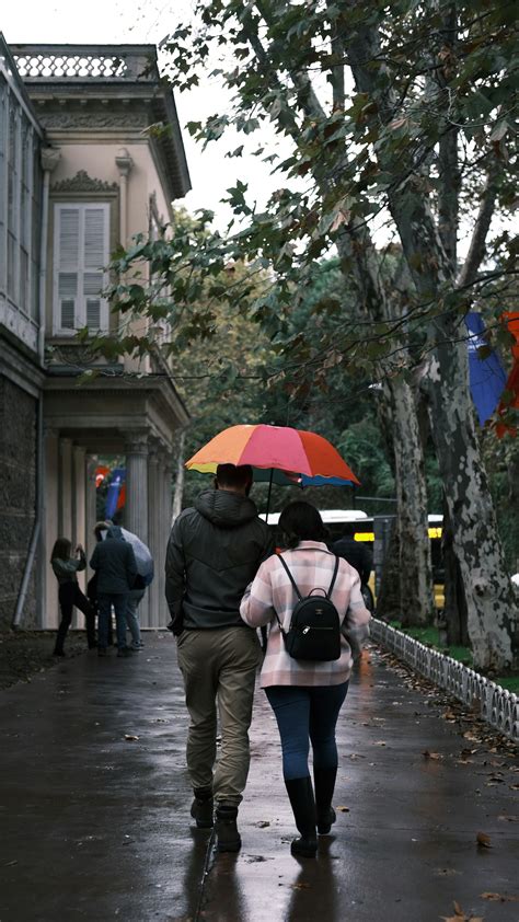 Par of People Walking 的图像结果