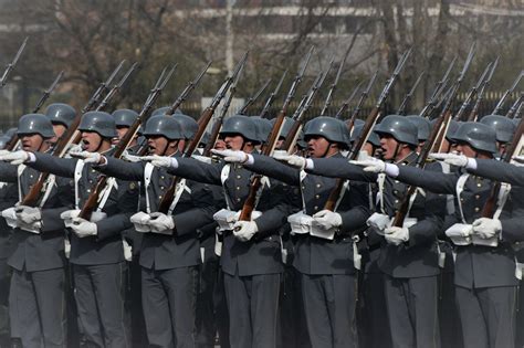 Chilean troops wearing their ceremonial uniform and declaring oath to ...