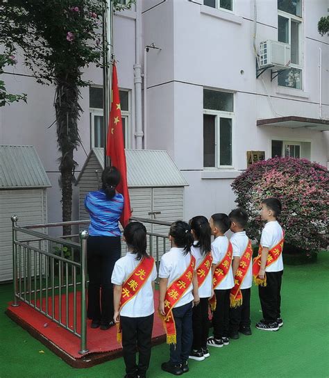 小仪式、大情怀——上海师范大学附属幼儿园举行新学期升旗仪式