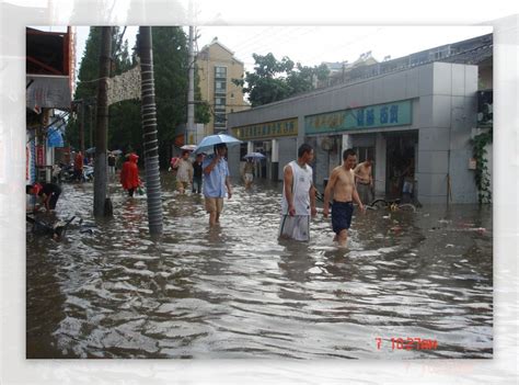 上海遭暴雨袭击 40多条道路出现积水_频道_凤凰网