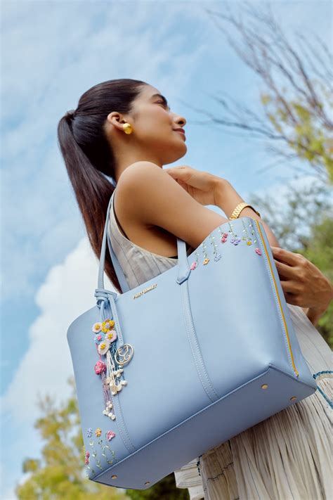 Fizzy Goblet launches exclusive bag line