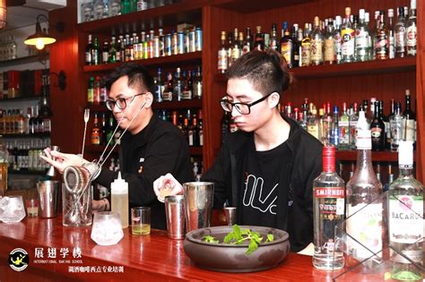 调酒师培训,如何成为一名专业的调酒师_学西点_陕西新东方烹饪学校