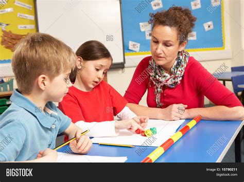 Imagen y foto Alumnos Estudiando (prueba gratis) | Bigstock