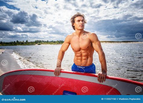 Male Models Surfing 的图像结果