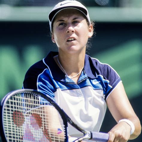 'World's Hottest Flight Attendant' Goes Viral At U.S. Airport - The Spun