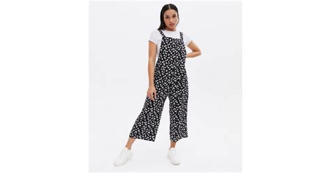 Petite Black Floral Dungaree Wide Leg Crop Jumpsuit | New Look