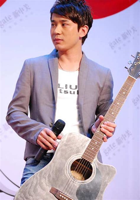 阿穆隆捐献心爱吉他 与歌迷同享“一起的幸福”-搜狐娱乐